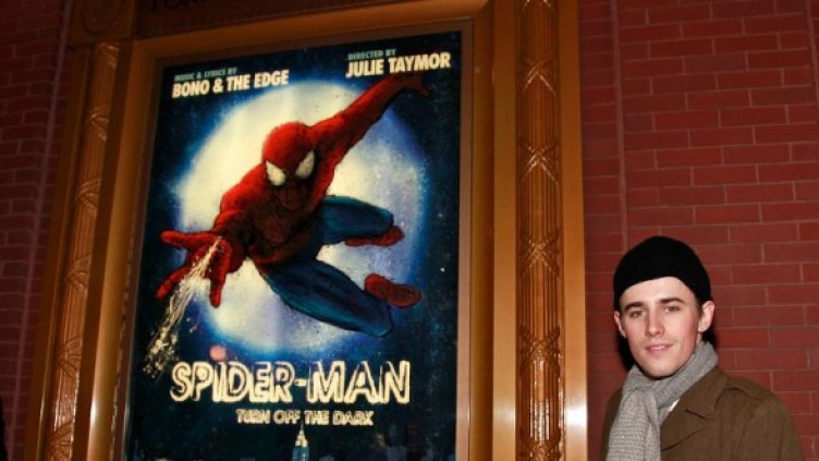 Рийв Карни дълго повисял от тавана по време на мюзикъла "Спайдърмен", преди техниците да го свалят. Снимка: Getty Images/Guliver Photos