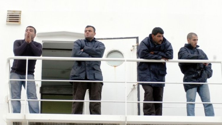 Четирима от спасените моряци на борда на холандския танкер. Снимка: Dnes.bg