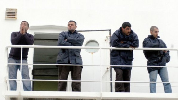 Четирима от спасените моряци на борда на холандския танкер. Снимка: Dnes.bg