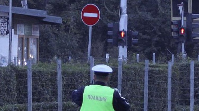 На място полицията регулира движението. Снимка: Булфото