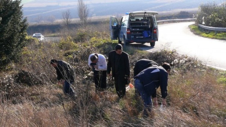 Криминалисти претърсват района след обира. Снимка: БГНЕС