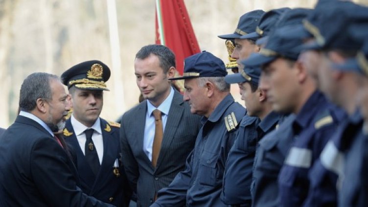 Авигдор Либерман (вляво) и българският външен министър Николай Младенов поздравяват българските пожарникари, участвали в гасенето на пожара в планината Кармел в Израел, отнел живота на 40 души. Снимка: БГНЕС