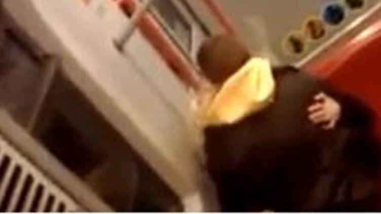 Кадър от горещата сцена. Авторът на снимката е неизвестен пътник в метрото