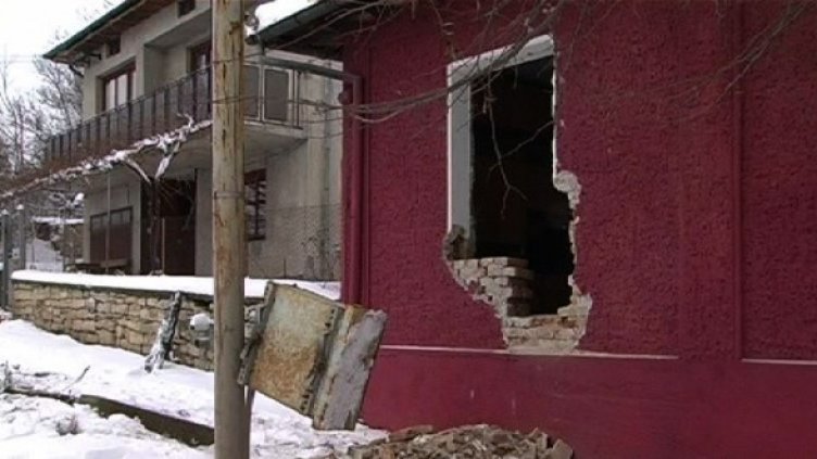 ТИР с дърва влезе в хола на пенсионер в Русе