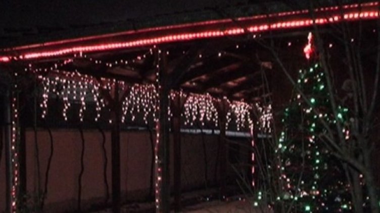 Къщички в снега се гушат, а коминчетата пушат