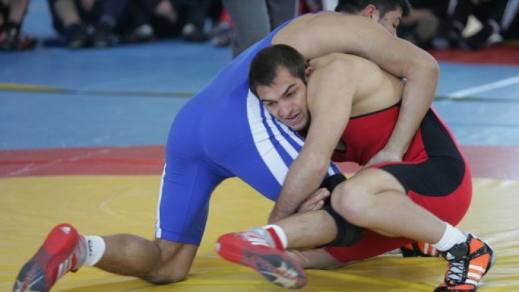 Михаил Ганев (червено трико). Снимка: БГНЕС