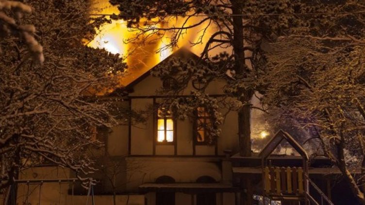 Баварската къща бе изпепелена до основи. Снимка: Булфото