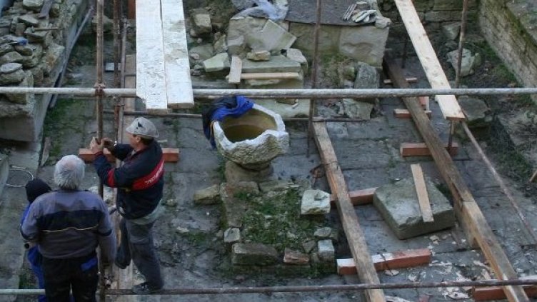 Работници монтират покритието. Снимка: Булфото