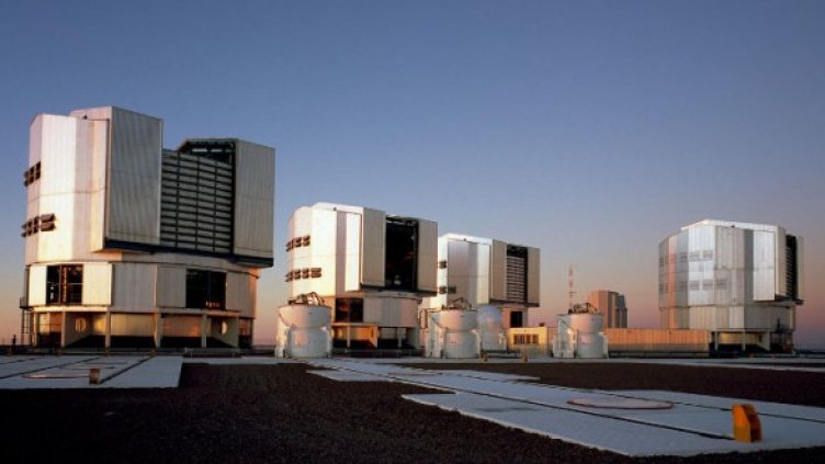 Четирите основни 8,2-метрови телескопа от VLT (Very Large Telescope) в Чили и четирите 1,8-метрови подвижни помощни телескопа. Снимка: Южноевропейска обсерватория (ESO)
