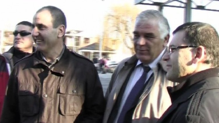 И пляснаха с ръце, и се прегърнаха