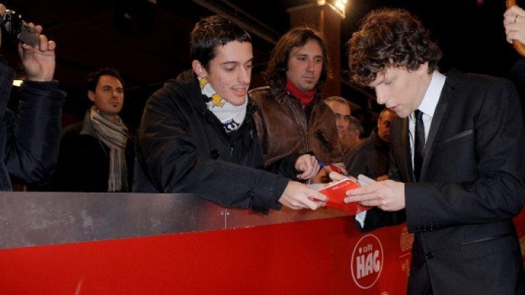 Джеси Айзенбърг раздава автографи на представянето на „Социалната мрежа” на филмовия фестивал в Рим. Снимка: Getty Images/Guliver Photos