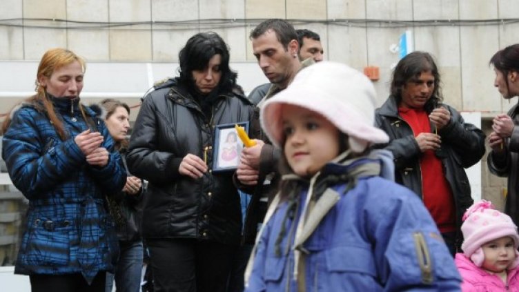 Близки и роднини запалиха свещ в памет на починалата Гери пред ИСУЛ Снимка: Булфото