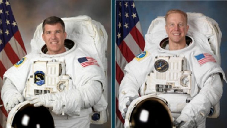 Пострадалият Тимъти Копра (вдясно) ще бъде заменен от Стив Боуън (вляво). Снимка: NASA