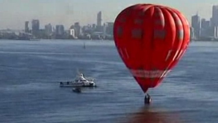 Балон летя, летя, пък после поплува