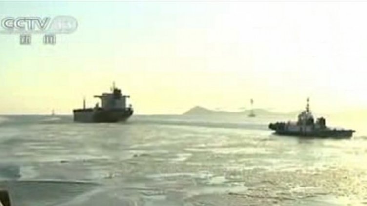 Лодки замръзнаха в морето край Китай