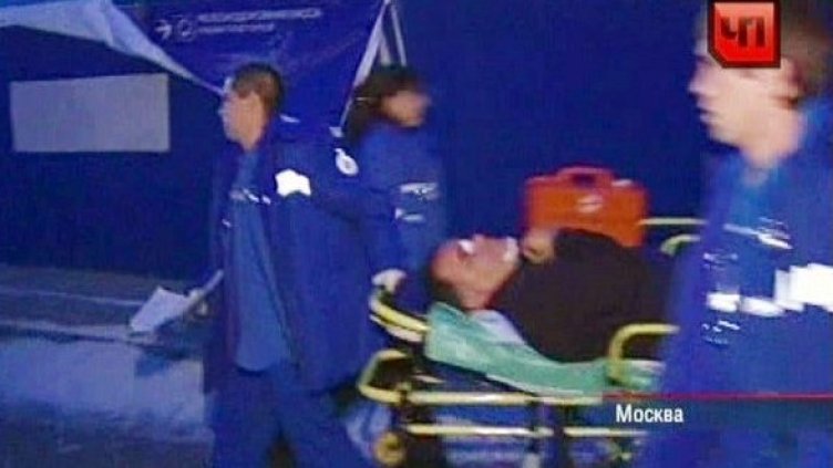 Властите изнасят ранени от мястото на взрива. Снимка: БТА