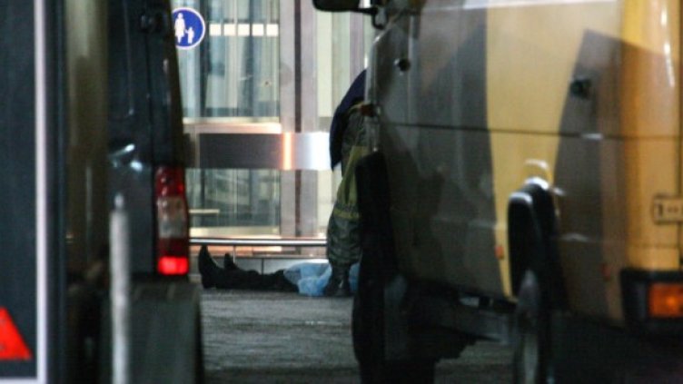 Жертва лежи пред сградата на летище Домодедово. Снимка: Getty Images/Guliver Photos