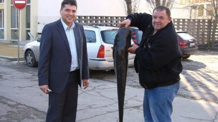 Кметът на Димитровград Стефан Димитров и Панчо Панушев&ndash;Мърфи с трофея Снимка: Булфото