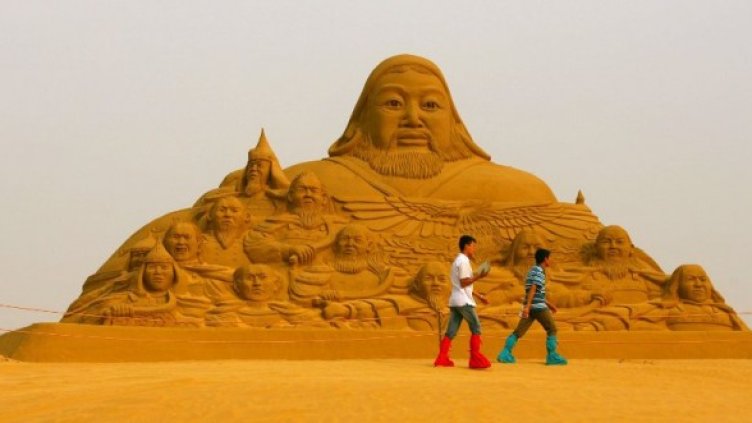 Пясъчна скулптура на Чингиз Хан. Снимка: Getty Images/Guliver Photos