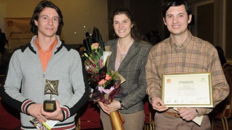 Победителите с наградата. Снимка: Агора