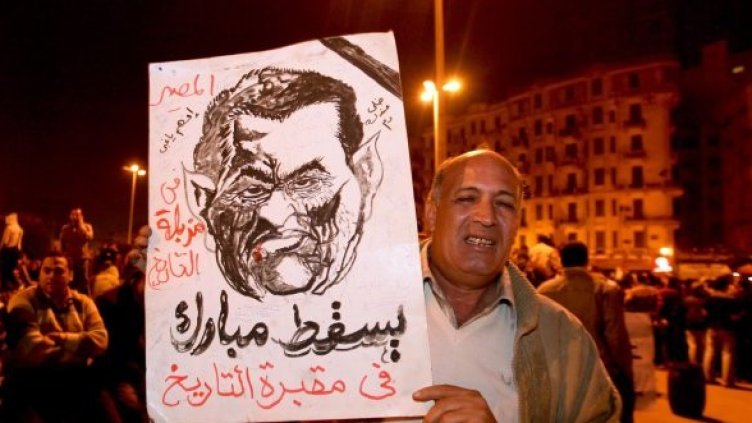 Протестиращ държи плакат, на който е изрисуван Мубарак. Снимка: БТА