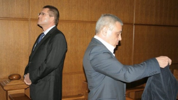Николай Цонев (л) и Тенчо Попов (д) в съдебната зала. Снимка: Булфото