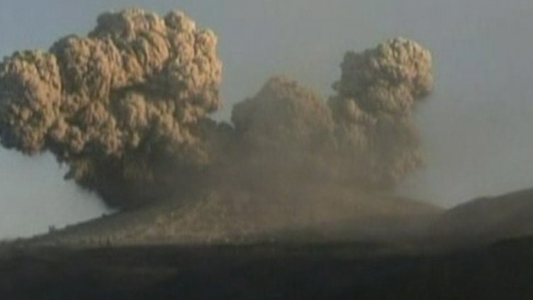 Скали и пепел в облаците. Вулкан изригна в Япония