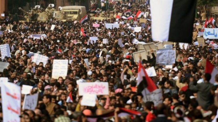 Танкове сред протестиращите на площад Тахрир в Кайро. Снимка: БТА