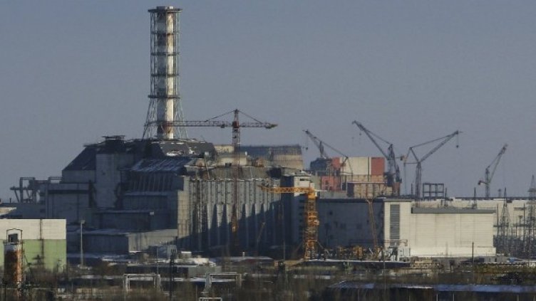 25 януари 2006 г. Саркофагът в чернобилската АЕЦ е подсилен от бетонна стена. Очакванията са били новият саркофаг да бъде изграден до 2008 г. Снимка: Getty Images/Guliver Photos