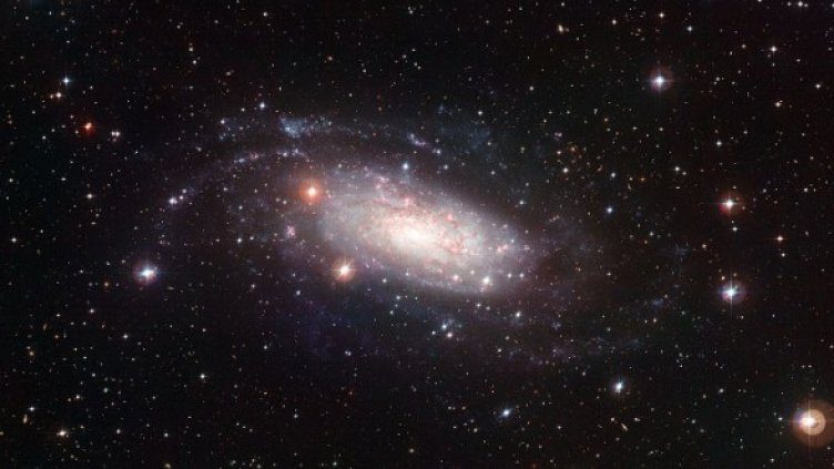 Галактиката "палачинка"  NGC 3621 в съзвездието Хидра. Снимка: ESO