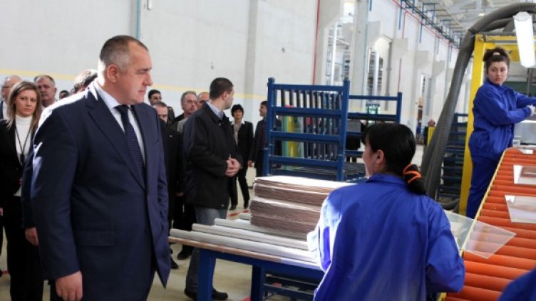 Премиерът преряза лентата на нов завод за автомобилни стъкла.  Снимка: БТА