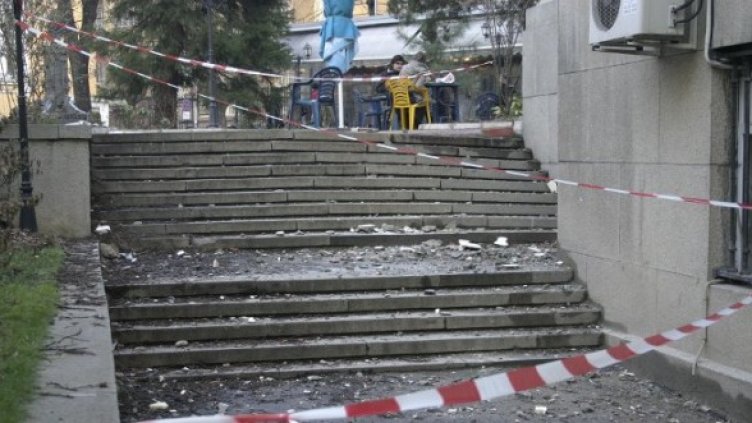 Рухна мазилка от покрива на Ректората