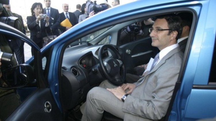Енергийният министър Трайчо Трайков в електромобил. Снимка: Булфото