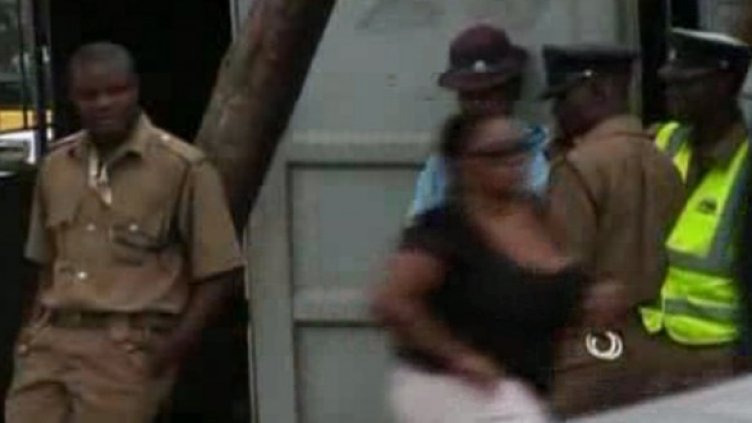 Малавийци се гневят. Забраняват им пръцкането навън