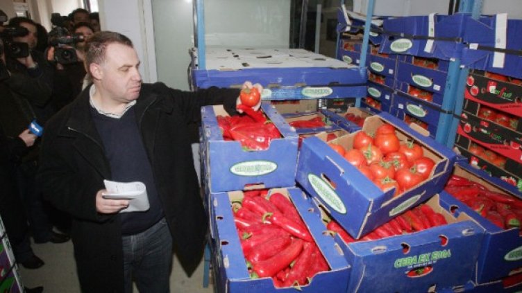 Министър Мирослав Найденов участва в акцията на Българската агенция по безопасност на храните. Снимка. БТА