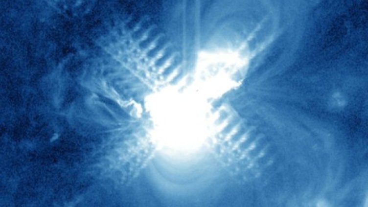 Активната зона 1158, където е фиксирано изригване със сила Х2,2. Снимка: NASA/SDO