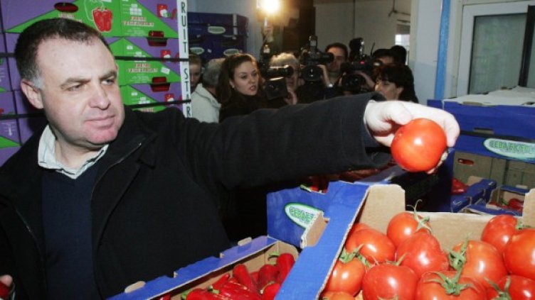 Преди два дни министър Найденов огледа "зеленчуците с пестициди". Снимка: БТА