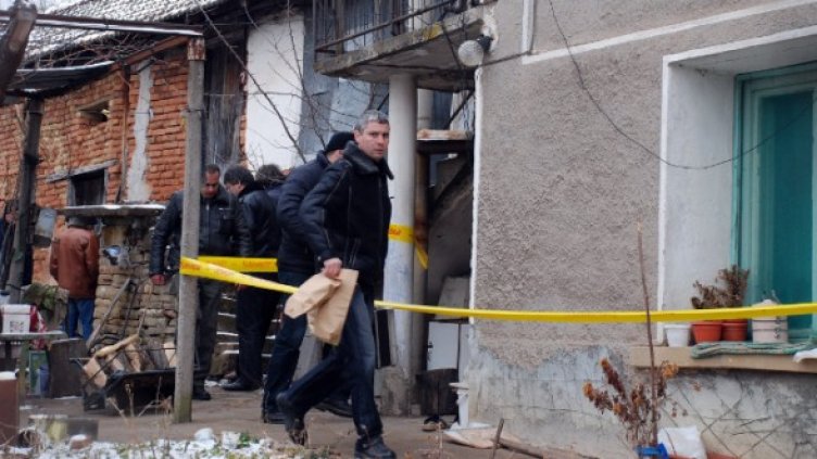 Огледите в дома на убития мъж продължават и днес. Снимка: БТА