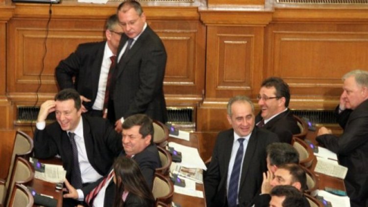 58 депутати от левицата и ДПС се подписаха под искането. Снимка: Булфото