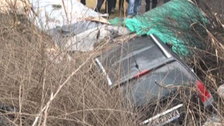 Кола "кацна" върху къща