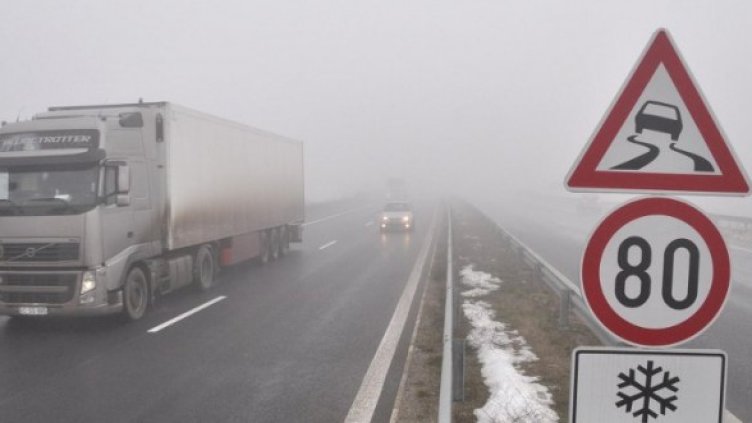 На места видимостта е намалена заради мъгла. Снимка: Булфото