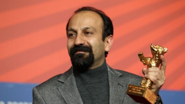 Режисьорът на "Надер и Симин: Раздялата" Ашгар Фархади с наградата. Снимка: Getty Images/Guliver Photos