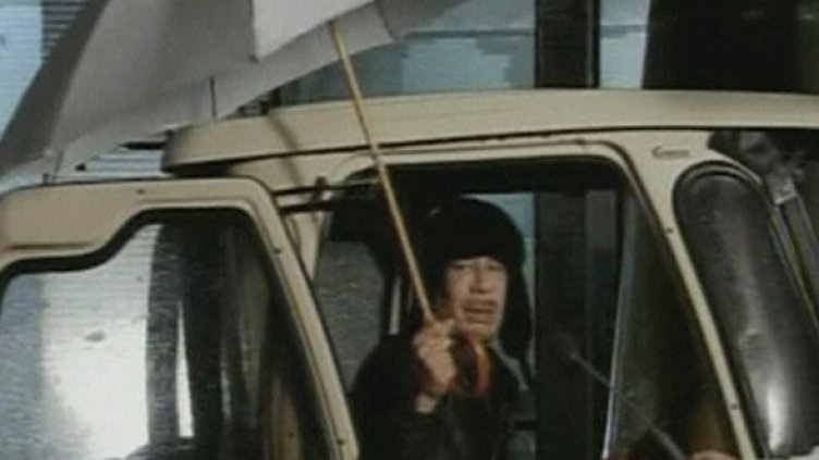 Тиранинът с чадърчето. Снимка: Ройтерс