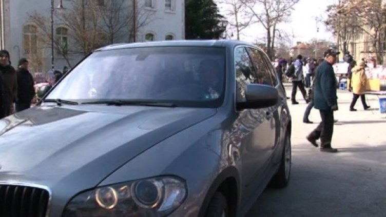 Джип, паркиран между мартениците