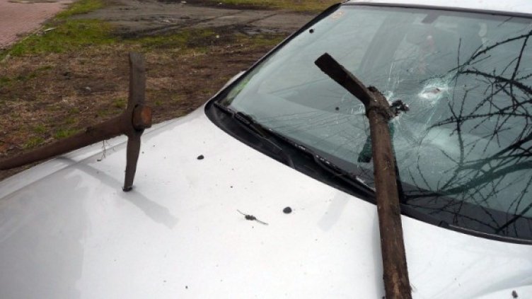 Кирка в предното стъкло - класика в жанра в Бургас. Снимка: БТА