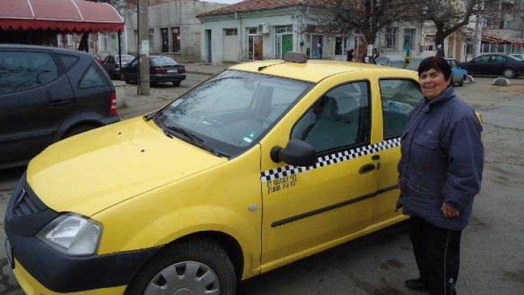 Веса Куртева до таксито си. Снимка: Община Стралджа