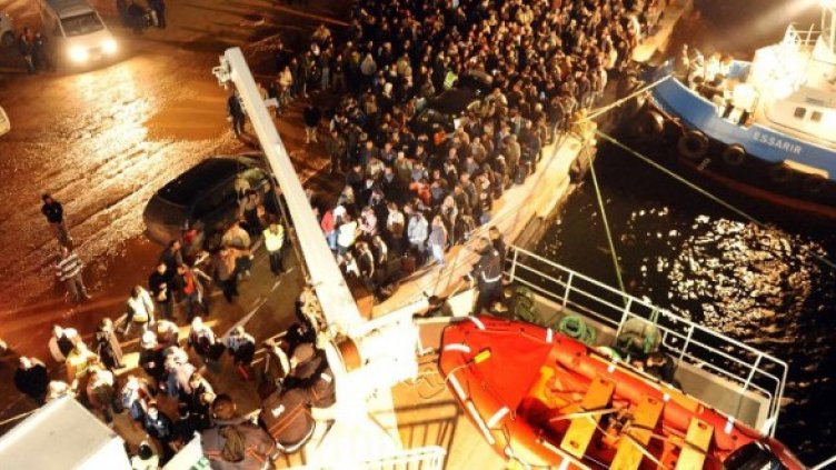 Чужденците напускат Либия и по вода. Снимка: Reuters