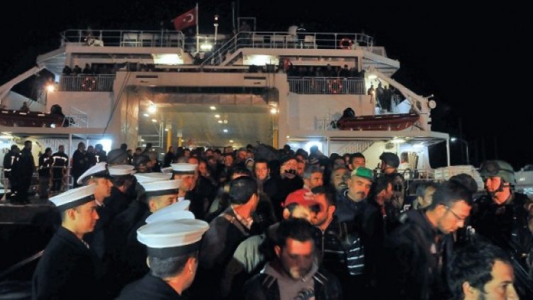 Турски граждани, евакуирали се от Либия, слизат на пристанището в Мармарис. Снимка: БТА