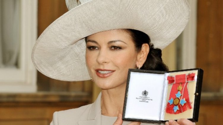Катрин Зита Джоунс позира с ордена. Снимка: Getty Images/Guliver Photos
