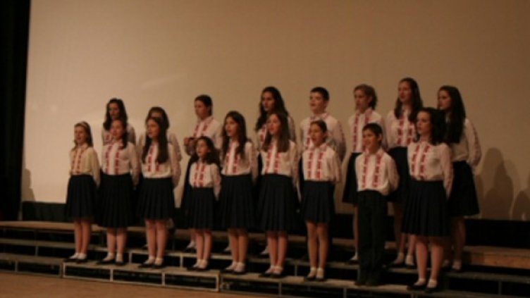 Хор "Бодра смяна" на концерт в НДК. И до днес момичетата пеят с плисираните полички от соцвремената. Снимка: Личен архив на хор "Бодра смяна".
Бодросменци в операта "Кармина Бурана". Снимка: Личен архив на хор "Бодра смяна"